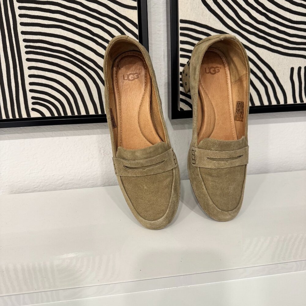 UGG slip-on Loafers in beige color suede size 8